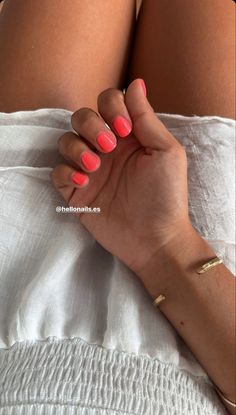 Coral Nails Aesthetic, Short June Nails, Short Nail Colors Summer, Cute Plain Summer Nails, Pinky Orange Nails, Short Coral Nails, Solid Summer Nails, Summer Nails Basic, Solid Color Summer Nails