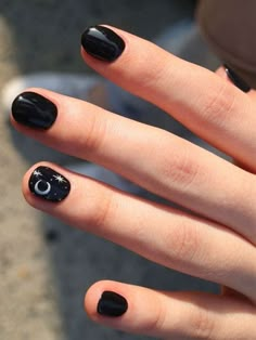 Short black nails with a moon accent Trendy Short Nails, Black Gel Nails, Witchy Nails, Short Gel Nails, Nagel Tips, Simple Gel Nails, Simple Acrylic Nails