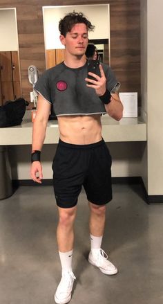 Male crop top Crop Tops On Men, Mens Crop Top Fashion, Crop Tops For Men, Men Crop Top, Crop Top Guy, Boys Wearing Crop Tops, Crop Top Boys, Mens Crop Tops, Crop Top Men