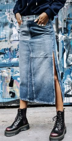 Long Denim Skirt Winter Outfit, Skirt Inspiration, Denim Skirt Outfits, Long Denim Skirt, Moda Jeans, Classy Fashion, Fashion Mistakes, Refashion Clothes