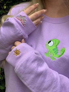 Embroidered Clothes Ideas, Sweatshirts Ideas, Bookish Merch, Disney Rapunzel, Embroidered Crewneck, Shirt Quilt, Embroidered Clothes, Clothes Ideas, Back To School Outfits