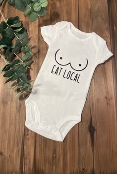 Cricket Onesie Ideas, Diy Onesie Decorating Ideas, Baby Onsie Decorating Idea, Baby Onsies Ideas Drawing, Onsie Decoration Ideas, Baby Onsies Ideas Funny, Funny Baby Girl Onesies, Eat Local Onesie, Aunt Things