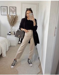 Beige Jeans Outfit, Slacks Outfit, Beige Hose, Jean Beige, Women's Office, Outfits Con Jeans, Jeans Outfit Winter, Look Adidas, Beige Jeans