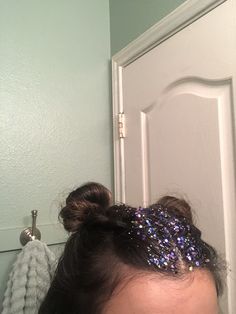 Glitter Hair Roots, Glitter Middle Part Hair, Space Buns With Glitter Roots, Concert Hair Glitter, Colorful Glitter Outfit, Coldplay Hairstyle, Galaxy Festival Outfit, Galaxy Concert Outfit, Purple Glitter Hair