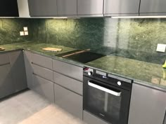 Kitchen cuisine IKEA four Oven induction marbre marble Green Stone Benchtop Kitchen, Verde Guatemala Kitchen, Green Kitchen Countertops Ideas, Green Marble Kitchen Countertops, Stone Benchtop Kitchen, Green Marble Kitchen, Green Onyx Kitchen