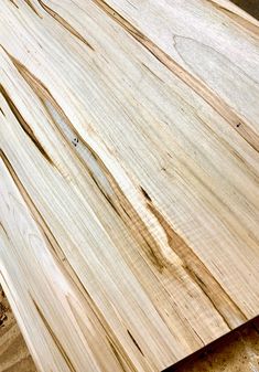 a close up of a wooden cutting board with wood grains on the top and bottom