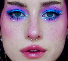 Bright Colored Makeup, 80s Rave Makeup, Arty Makeup Looks, Pastel Punk Makeup, Quirky Eye Makeup, Weird Eyeshadow Looks, Campy Makeup Looks, Easy Colorful Eyeshadow, Roller Skating Makeup