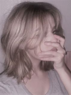 Short Layered Haircuts Wolfcut, Shoulder Length Grunge Haircut, New Hair Poses, Short Blonde Grunge Hair, Short Grunge Haircuts For Women, Medium Fluffy Haircuts, Short Blonde Hair Aesthetic Grunge, Short Layered Haircuts Y2k, Layers In Thinner Hair