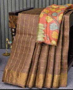 Kalamkari Work Blouse, Jute Silk Saree, Silk Saree Blouse Designs Patterns, Kalamkari Blouse, Tussar Saree, Saree Beautiful, Beautiful Sarees, Silk Quilt, Silk Saree Blouse Designs