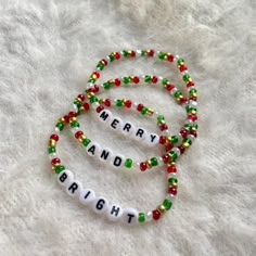 Preppy Christmas Bracelet Ideas, White Letter Beads Jewelry For Christmas, White Beaded Bracelets With Letter Beads For Christmas, White Christmas Jewelry With Letter Beads, Christmas Friendship Bracelets, Christmas Gift Bracelets With Colorful Beads, Diy Christmas Bracelets, Chirsmas Bracelets