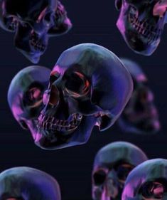 there are many different colored skulls in this photo