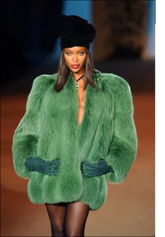 naomi campbell in ysl green fur. (hoping it is faux, but it's probably real) :( College Attire, Glamorous Chic Life, Green Fur, Chique Outfits, Naomi Campbell, Fur Fashion, Soft Grunge, Mode Vintage