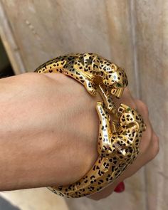 Umarme die wilde Eleganz unseres handgefertigten einzigartigen Panther-Schmucks mit einem atemberaubenden 14K Gold Panther-Armband, das das perfekte Geschenk für Mütter oder alle, die Geburtstage feiern, ist. Dieses auffällige Stück kombiniert auf wundervolle Weise mutiges Sterlingsilber mit üppigen Onyx-Akzenten und macht es zu einem unvergesslichen Statement für Tierliebhaber. ⭐ 𝐌𝐚𝐭𝐞𝐫𝐢𝐚𝐥 𝐃𝐞𝐭𝐚𝐢𝐥𝐬 ⭐ Basismetall: 925er Sterlingsilber Metallreinheit: 925 Stempelung: S925 Überzugsopt Fine Jewelry Yellow Gold Bangle For Party, Luxury Yellow Gold Cuff Bracelet For Party, Luxury Round Cuff Bracelet As Gift, Luxury Round Cuff Bracelet For Gift, Luxury Round Cuff Bracelet Gift, Luxury Gold Jubilee Bracelet For Party, Exquisite Bangle Bracelet As A Gift, Fine Jewelry Yellow Gold Bracelets For Party, Luxury Jubilee Bracelet Bangle For Party