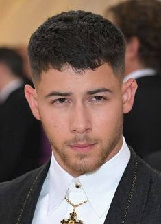 Nick Jonas Buzzcut, Medium Buzzcut Men, Buzzcut Big Forehead, Nick Jonas Hair, Big Forehead Hairstyles Men, Mens Slicked Back Hairstyles, Hair Types Men