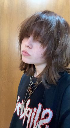 Emo Wavy Hair, Emo Haircuts Medium, Short Alternative Hair, Shaggy Short Hair With Bangs, Trans Haircuts, Trans Haircut, Short Wolfcut With Bangs, Wolfcut With Bangs, Wolfcut Bangs