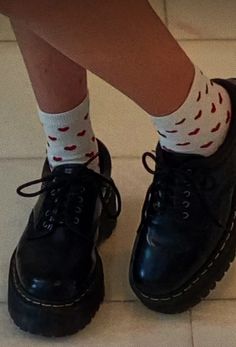 Dr Martens Bex Outfit, Gucci Flip Flops, Dr Martens Outfit, Red Socks