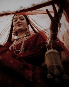 Bride Photoshoot Indian Poses, Wedding Picture Poses Indian, Potraits Idea Photography Dark, Bride Indian Poses, Indian Bride Pictures, Aesthetic Indian Wedding Photography, Dulhan Poses Wedding Photos, Nikkah Poses For Bride, Bridal Photography Poses Pakistani