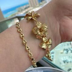 Hibiscus Flower Bracelet, Gold Flower Bracelet, Dope Jewelry, Hawaiian Flowers, Jewelry Fashion Trends, Girly Accessories