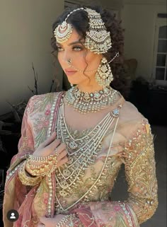 Old Bollywood Hairstyles, Pakistani Bridal Jewelry Sets Brides, Jhoomar Designs, Desi Bridal Makeup, Latest Bridal Makeup, Pakistani Bridal Hairstyles, Brown Clothes, Desi Jewelry, Bridal Jewelry Sets Brides