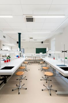 Laboratory in a university in France that has white, smooth ceiling tiles University Classroom, Lecture Hall, Build Projects, House Decorating Ideas Apartments, Lectures Hall, Factory Building, Acoustic Solutions, House Decorating, Training Center