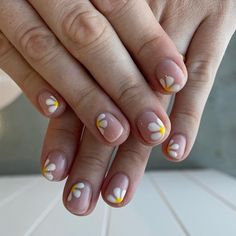 It's a pretty simple and chic nail design. All you need is to apply a nude nail polish to your nails and draw half daisies on them. Chic Nail Designs, Nude Nail