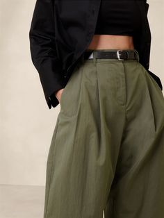 Avila Barrel-Leg Pant | Banana Republic Dark Academia Pants, Tailored Pants Outfit, Vintage Trousers, Pleated Pants, Work Attire, Clothing Ideas, Petite Size, Thyme, 90s Fashion