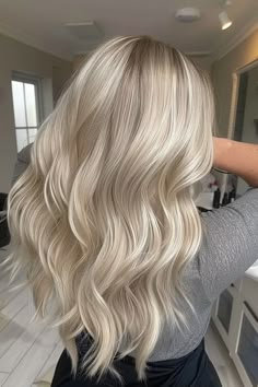 Блондинка цвета шампанского Blonde Balayage 2024, Total Blonde Hair, Warm Blonde Hair Color, Blonde Hair For Fall, Champagne Blonde Hair, Blonde Hair Goals, Perfect Blonde Hair, Bright Blonde Hair, Summer Blonde Hair