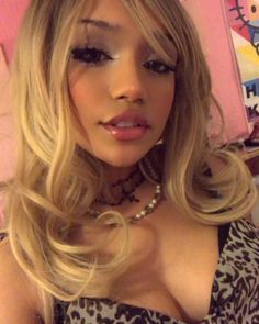 Western Gyaru Makeup, Pink Mcbling Makeup, Trashy Y2k Haircut, 2000s Mcbling Makeup, Tsuyome Makeup, Trashy Mcbling Makeup, Mcbling Makeup Looks, Tsuyome Gyaru Makeup, Trashy 2000s Makeup