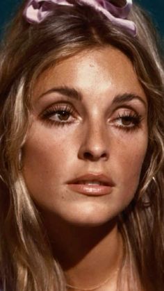 60s makeup inspo 70s Makeup Glam, Soft 70s Makeup, 60s Glam Makeup, Late 60s Aesthetic, Decades Makeup, Tate Makeup, 1970 Makeup, Sharon Tate Makeup, 60s Editorial