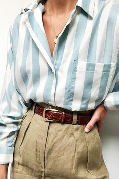 Schreibt mal in den Kommentaren, was du von dem Kleid hältst. Willst du es auch haben? #kleidung #kleider #vintage #vintagekleidung #fashion #mymaglus #90sstyle Khaki Linen Pants, Tanning Tips, Trouser Outfit, Trouser Outfits, Look Retro, Blue Striped Shirt, Pinterest Outfits, Winter Trends