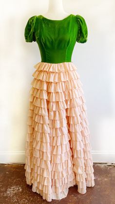 Excellent vintage condition. Fits a modern size XS. Bust 32, waist 24. 1950s Style Ruffled Dresses For Vintage Fashion, 1950s Style Ruffled Dresses, 60s Fancy Dress, 70s Disco Dress, Kitsch Fashion, Fashion 1950, 1960 Dress, Velvet Pink, 70’s Fashion