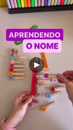 a person is making an object out of clothes pins and magnets with the words apprendedo o nome