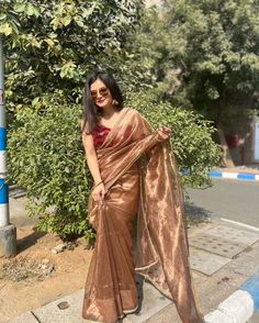 beautiful saree Maharani Tissue Saree, Plain Tissue Sarees, Banarasi Tissue Silk Saree, Tissue Saree Look, Worked Saree, Draping Styles, Golden Saree, Formal Saree, Indian Wedding Gowns