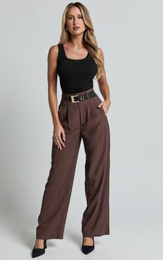 Brown Tailored Pants Outfit, Black Top Brown Pants, Brown Dress Pants Outfit Women, Brown Outfits Summer, Brown Office Outfit, Brown Slacks Outfit, Classy Colorful Outfits, Brown Pants Aesthetic, Brown Slacks Outfit Women