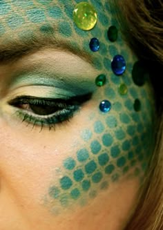 Mermaid Makeup: The BeShelled Femme or The Scaled Goddess Mermaid makeup is PHENOMENAL fun because there are so many different ways to create the look.  There are sea mermaids, lagoon kind of mossy... Parade Makeup, Mermaid Costume Makeup, Dragon Makeup, Sea Costume, Mermaid Halloween, Green Makeup, Green Mermaid, Mermaid Makeup