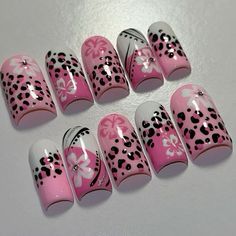 Short Pink And Silver Nails, Gyaru Acrylic Nails, Black White Pink Nails Designs, Nail Designs Gyaru, Cute Nail Designs To Do At Home, Funky Y2k Nails, Cute Y2k Nails Short, Arycrilc Nails Design, Short Mcbling Nails