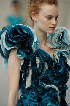 Elie Saab Haute Couture S/S 2012 Love this gorgeous blue dress! Description from pinterest.com. I searched for this on bing.com/images Felicity Brown, Sculptural Fashion, Ocean Fashion, Fashion Textiles, Art Textiles, Creation Couture, Textiles Fashion, Natural Forms