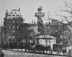 an old black and white photo of horse drawn carriages in front of a large building