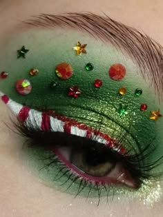 Christmas eyeshadow look: shimmery green with colorful gems Green Christmas Makeup, Christmas Makeup Looks Simple, Makeup Noel, Christmas Eyeliner, Creative Christmas Makeup, Simple Christmas Makeup, Eyeliner Creative, Makeup Looks Christmas, Grinch Makeup