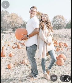 Pumpkin Patch Couple, Baby Announcement Fall, Fall Maternity Fashion, Pregnancy Announcement Fall, Fall Baby Announcement, Announcement Photoshoot