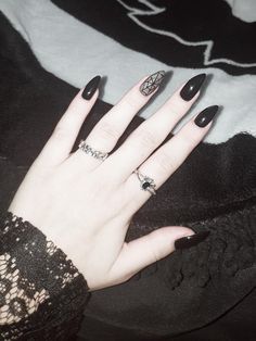 Goth Nails Almond Shape, Nails Gothic Ideas, Gothic Nails Designs, Gothic Short Nails, Simple Gothic Nails, Goth Nails Short, Goth Nail Ideas, Goth Manicure, Gothic Nail Designs