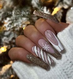 Gold Christmas Nails Glitter, White Gold Winter Nails, White Gold Christmas Nails, Gold Xmas Nails, White And Gold Christmas Nails, Glittery Christmas Nails, Merry Christmas Nails, Gold Holiday Nails, Christmas Nail Design