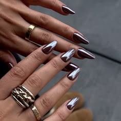 Hailey bieber’s fav chocolate glazed donut nails Nails Almond Glazed, Black Glazed Donut Nails, Dark Glazed Nails, Glaze Chrome Nails, Black Glazed Nails, Brown Glazed Nails, Chocolate Glazed Nails, Brown Nails For Fall, Fall Nails Chrome