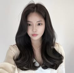 Asian Blowout Hair, Model Potongan Rambut Wanita, Asian Hair Wavy, Side Parted Bangs, Korean Side Bangs, Korean Wavy Hair, Korean Long Hair, Asian Long Hair, Hairstyle Girl