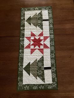 a quilted table runner with an arrow design