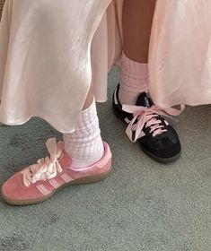 Blockette Girl, Bow Shoe Laces, Blokette Core Aesthetic, Balletcore Shoes, Outfits With Bows, Blokette Core, Girly Sneakers, Balletcore Aesthetic