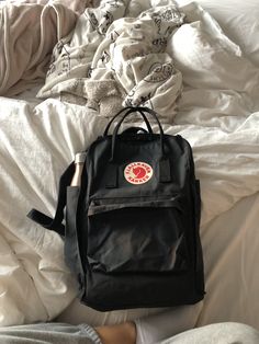 Fjallraven Kanken Backpack Aesthetic, Kanken Backpack Aesthetic, Pink Football Shirt, Cute Backpacks For School, Pretty Tote Bags, Backpack Fjallraven, Pink Football