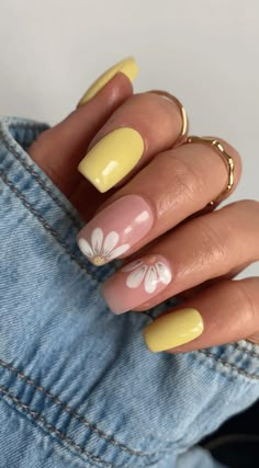 Yellow Daisy Manicure Nail design Yellow Nails Design, Spring Nail Trends