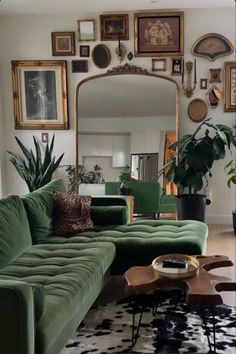 Green living room Apartment Green Aesthetic, Green Couch Living Room Ideas Decor, Vintage Green Couch Living Room, Apartment Decorating Green, Green Couch Living Room Aesthetic, Vintage Apartment Aesthetic Living Room, Earthy Vintage Living Room, Green And Burnt Orange Living Room, Green Couch Apartment