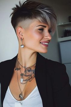 Rockige Frisuren für Damen: 43+ heiße Schnitte - hairtastic.de Pixie Shaved Haircut, Short Straight Hair Women, Edgy Pixie Cuts Thick Hair, Waves Haircut, Funky Short Hair, Short Shaved Hairstyles, Crop Hair, Edgy Short Hair, Very Short Hair